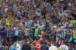 LOL决赛-足球比赛的盛况，球迷欢欣鼓舞