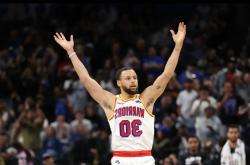 英雄联盟总决赛赛程-FLY翻盘莱比锡红牛，斯蒂芬·库里打破历史纪录峡谷大战全球总决赛，留下经典瞬间的简单介绍