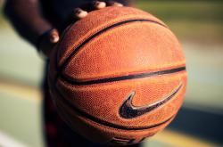 英雄联盟总决赛2025-终场剑鸣，篮网生死战审判台上，武切维奇那一剑封喉的夜晚