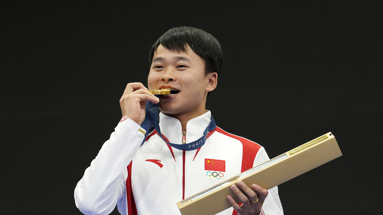 意大利游泳名将深情拥抱金牌，泪洒领奖台的简单介绍