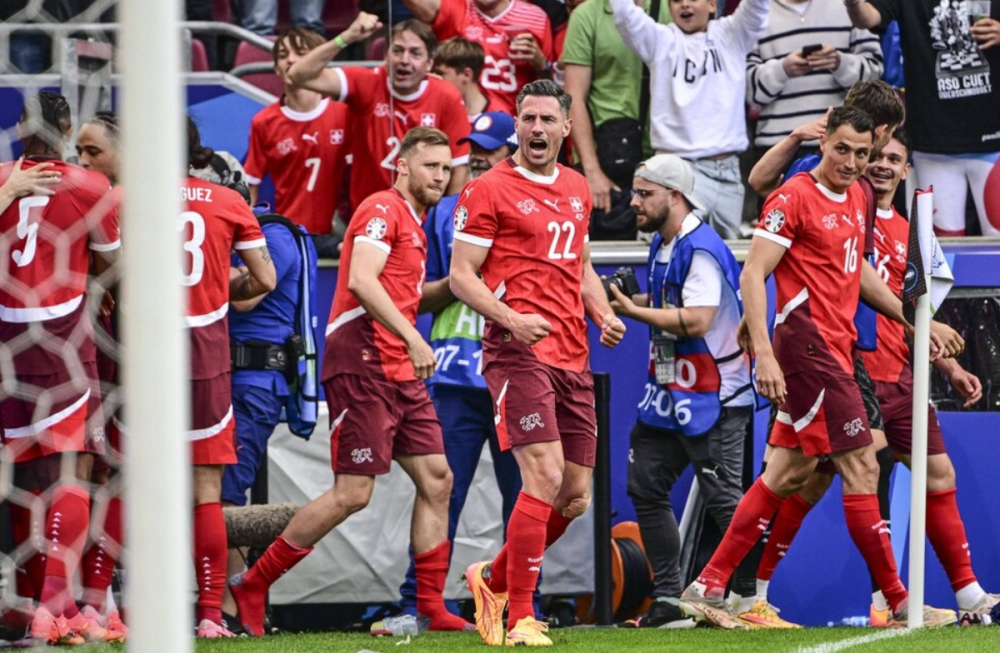 包含意大利队与瑞士队在比赛中展现实力，最终比分悬念的词条