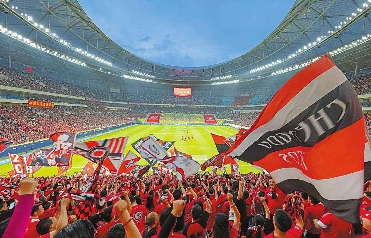 足球比赛的盛况,球迷欢欣鼓舞 足球比赛的盛况,球迷欢欣鼓舞