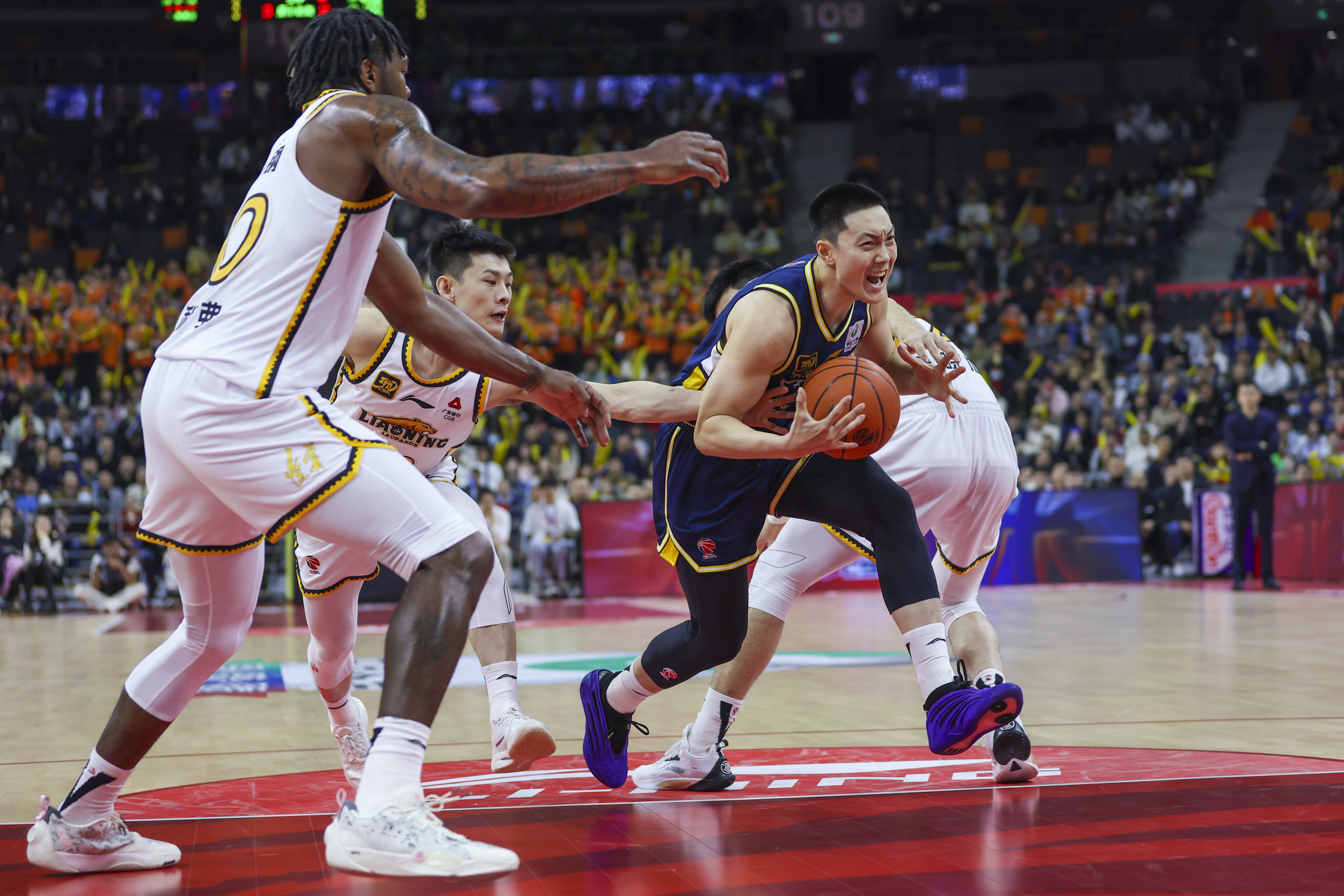 球队合作默契,一同迎来挑战重重的比赛 球队合作默契,一同迎来挑战重重的比赛