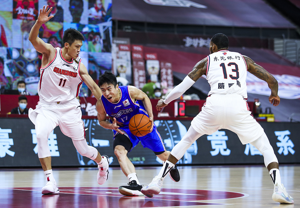 上海队轻取国王,易建联点燃赛场 上海队轻取国王,易建联点燃赛场