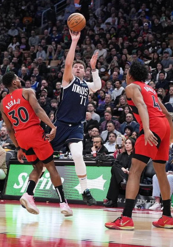 深圳队碾压猛龙,东契奇惊艳四座 深圳队碾压猛龙,东契奇惊艳四座