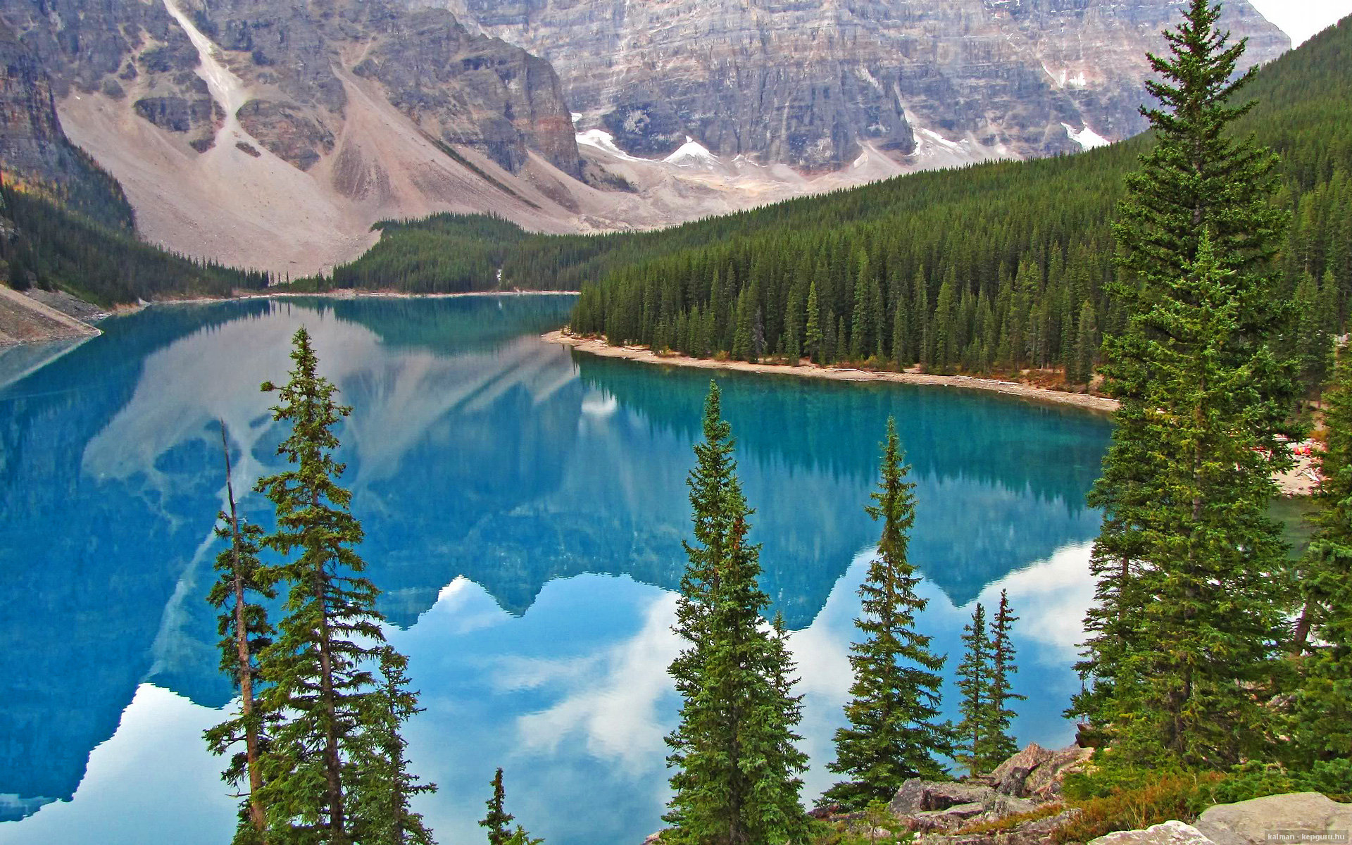 收到你的需求！将看似不相关的两场焦点赛事巧妙融合，确实是一个有趣的挑战。我为你构思了一篇以体育激情为核心，跨越足球与篮球的文章