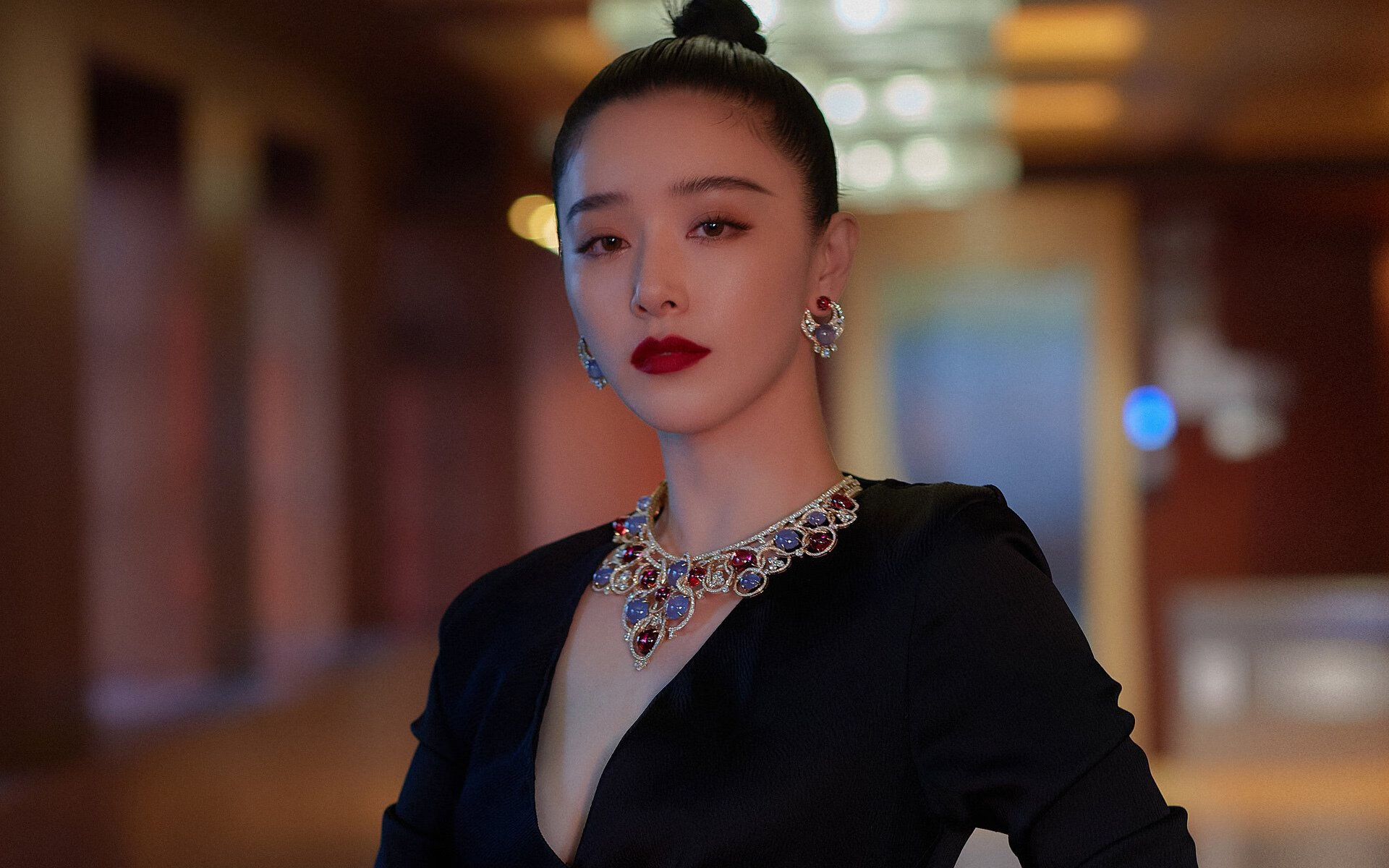 这是一篇为您定制的文章，标题与内容均围绕唯一性、F组激战与苏亚雷斯展开